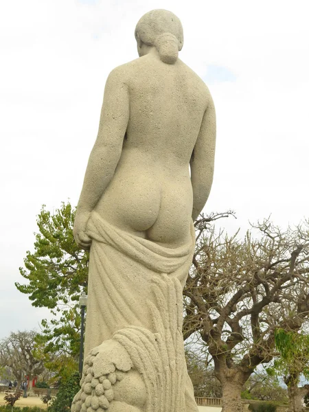 Полуобнаженная статуя — стоковое фото