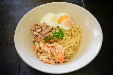 Yengeç ile kuru sarı erişte