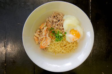 Yengeç ile kuru sarı erişte