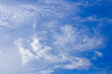 Mavi gökyüzüne karşı fantastik yumuşak beyaz bulutlar