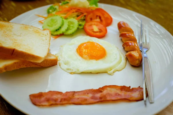 Ovos Fritos Com Bacon Salsichas Torradas — Fotografia de Stock