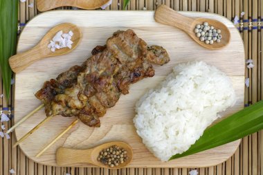 Kavrulmuş domuz yapışkan pirinç ile: Tay tarzında gıda 