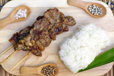 Kavrulmuş domuz yapışkan pirinç ile: Tay tarzında gıda 