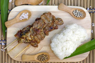 Kavrulmuş domuz yapışkan pirinç ile: Tay tarzında gıda 