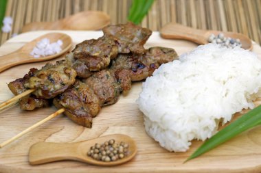 Kavrulmuş domuz yapışkan pirinç ile: Tay tarzında gıda 