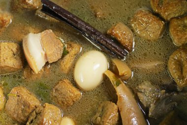 Yumurta ve kahverengi soslu domuz eti, Tayland mutfağı, tavuk budu ile haşlanmış yumurta tatlı ağırlıklı tavuk budu. Yumurta ve kahverengi soslu domuz eti..