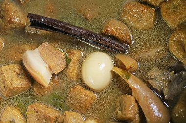 Yumurta ve kahverengi soslu domuz eti, Tayland mutfağı, tavuk budu ile haşlanmış yumurta tatlı ağırlıklı tavuk budu. Yumurta ve kahverengi soslu domuz eti..