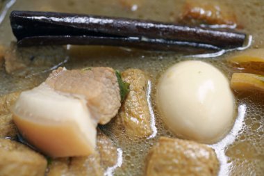 Yumurta ve kahverengi soslu domuz eti, Tayland mutfağı, tavuk budu ile haşlanmış yumurta tatlı ağırlıklı tavuk budu. Yumurta ve kahverengi soslu domuz eti..