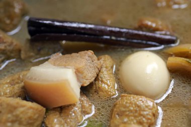 Yumurta ve kahverengi soslu domuz eti, Tayland mutfağı, tavuk budu ile haşlanmış yumurta tatlı ağırlıklı tavuk budu. Yumurta ve kahverengi soslu domuz eti..