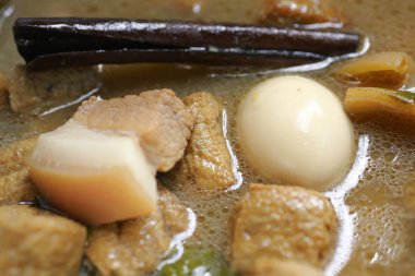 Yumurta ve kahverengi soslu domuz eti, Tayland mutfağı, tavuk budu ile haşlanmış yumurta tatlı ağırlıklı tavuk budu. Yumurta ve kahverengi soslu domuz eti..