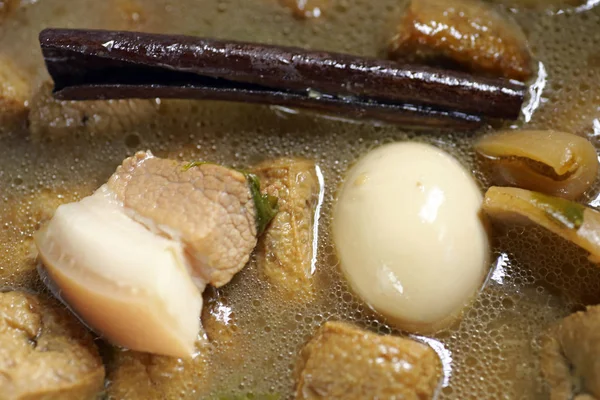 Yumurta ve kahverengi soslu domuz eti, Tayland mutfağı, tavuk budu ile haşlanmış yumurta tatlı ağırlıklı tavuk budu. Yumurta ve kahverengi soslu domuz eti..