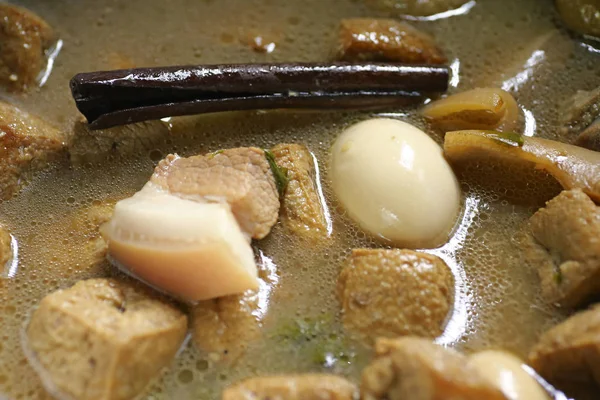 Yumurta ve kahverengi soslu domuz eti, Tayland mutfağı, tavuk budu ile haşlanmış yumurta tatlı ağırlıklı tavuk budu. Yumurta ve kahverengi soslu domuz eti..