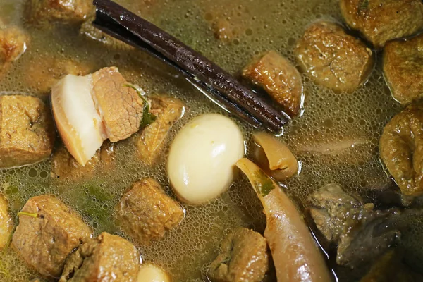 Yumurta ve kahverengi soslu domuz eti, Tayland mutfağı, tavuk budu ile haşlanmış yumurta tatlı ağırlıklı tavuk budu. Yumurta ve kahverengi soslu domuz eti..