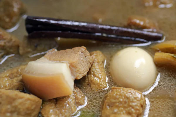 Yumurta ve kahverengi soslu domuz eti, Tayland mutfağı, tavuk budu ile haşlanmış yumurta tatlı ağırlıklı tavuk budu. Yumurta ve kahverengi soslu domuz eti..