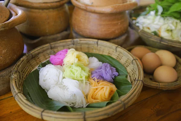 genellikle yenen köriler ile pirinç şehriye 