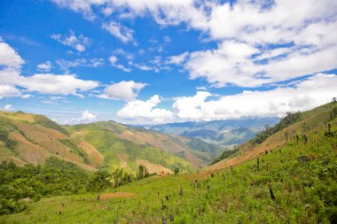 sabah Doi Phu Kha Milli Parkı'Nan, Thailandview en iyi dağ Doi Phu Kha Milli Parkı'nda, Phu biz, yumuşak odak Nan Eyaleti, Tayland, düşük anahtar sis altında dağlarda