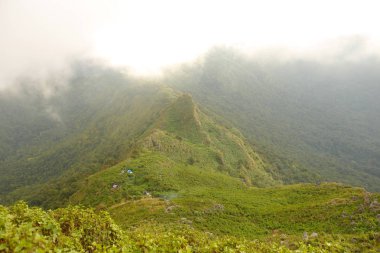 en iyi dağ Doi Phu Kha Milli Parkı'nda, Phu biz, Nan Eyaleti, Tayland, düşük anahtar yumuşak odak görüntüleyin