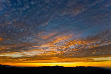 Sahilde gün batımı Güzel gökyüzü