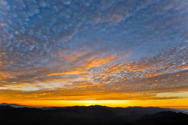 Sahilde gün batımı Güzel gökyüzü