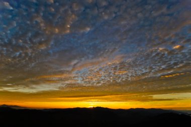 Sahilde gün batımı Güzel gökyüzü