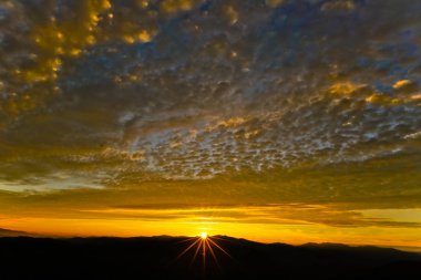 Sahilde gün batımı Güzel gökyüzü