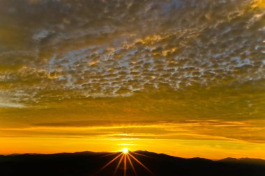 Sahilde gün batımı Güzel gökyüzü