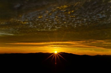 Sahilde gün batımı Güzel gökyüzü