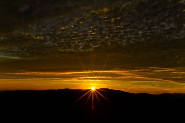 Sahilde gün batımı Güzel gökyüzü