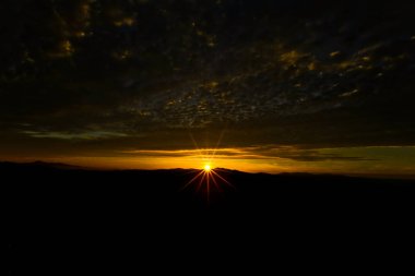 Sahilde gün batımı Güzel gökyüzü