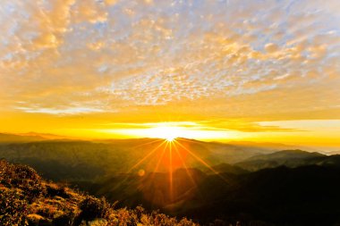 Sahilde gün batımı Güzel gökyüzü