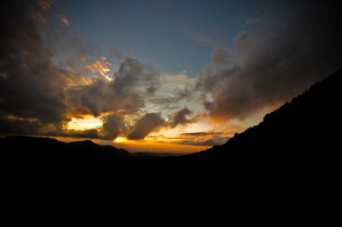 Sahilde gün batımı Güzel gökyüzü