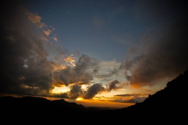 Sahilde gün batımı Güzel gökyüzü