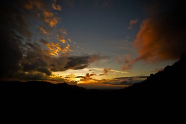 Sahilde gün batımı Güzel gökyüzü