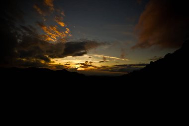Sahilde gün batımı Güzel gökyüzü