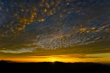 Sahilde gün batımı Güzel gökyüzü