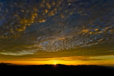 Sahilde gün batımı Güzel gökyüzü