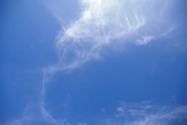 Fantásticas Nubes Blancas Suaves Contra Cielo Azul —  Fotos de Stock