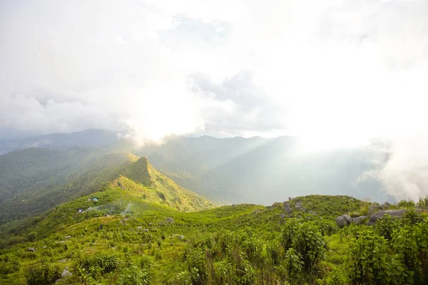 下雾中早晨茵富 Kha 国家公园南路 泰国的山脉 — 图库照片