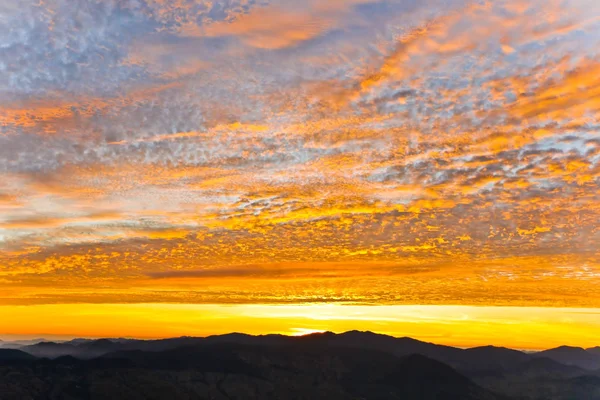 Güzel gökyüzü günbatımı