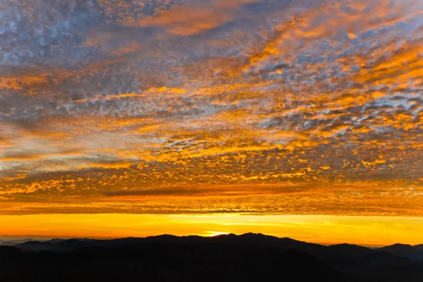 Güzel gökyüzü günbatımı