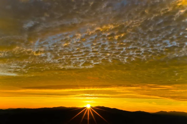 Sahilde gün batımı Güzel gökyüzü