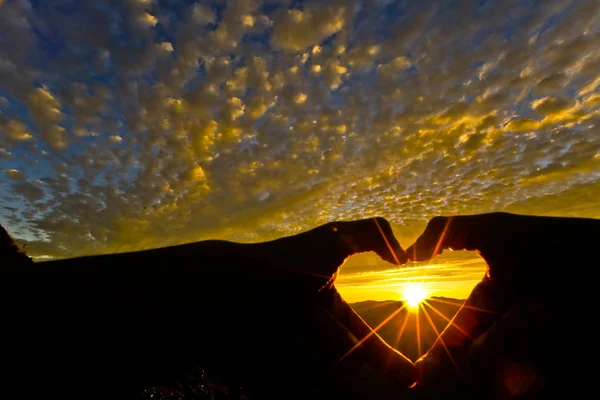 Señal Amor Símbolo Del Corazón Mano Silueta Cielo Del Atardecer —  Fotos de Stock