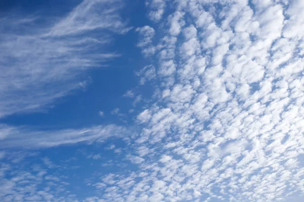 Mavi gökyüzüne karşı fantastik yumuşak beyaz bulutlar