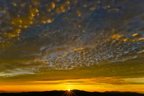 Pôr Sol Praia Com Céu Bonito — Fotografia de Stock