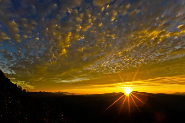 Sahilde gün batımı Güzel gökyüzü