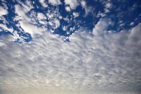 Fantastische Zachte Witte Wolken Tegen Blauwe Lucht — Stockfoto