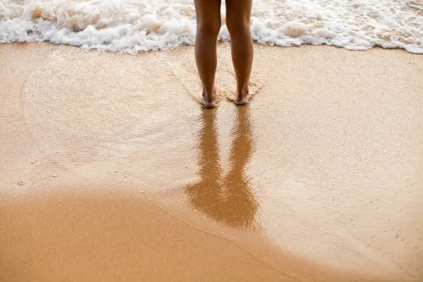 水の中に立っている人の足 — ストック写真