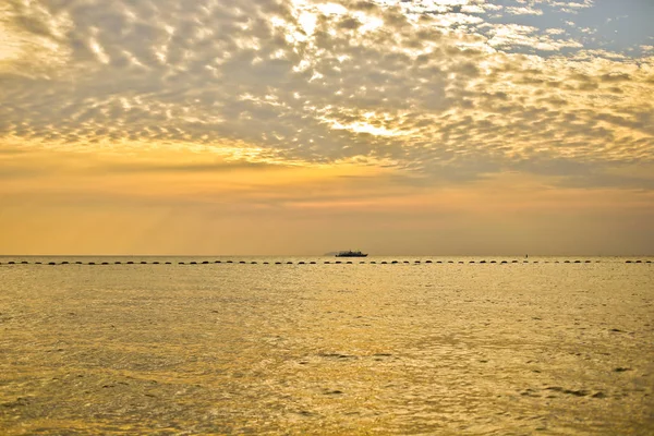 Güzel gökyüzü günbatımı