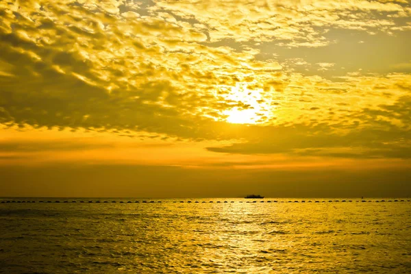 Güzel gökyüzü günbatımı