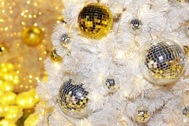 Noel arkaplanı. Bokeh odaklı ışıklar ve yıldızlarla şenlikli soyut arkaplan